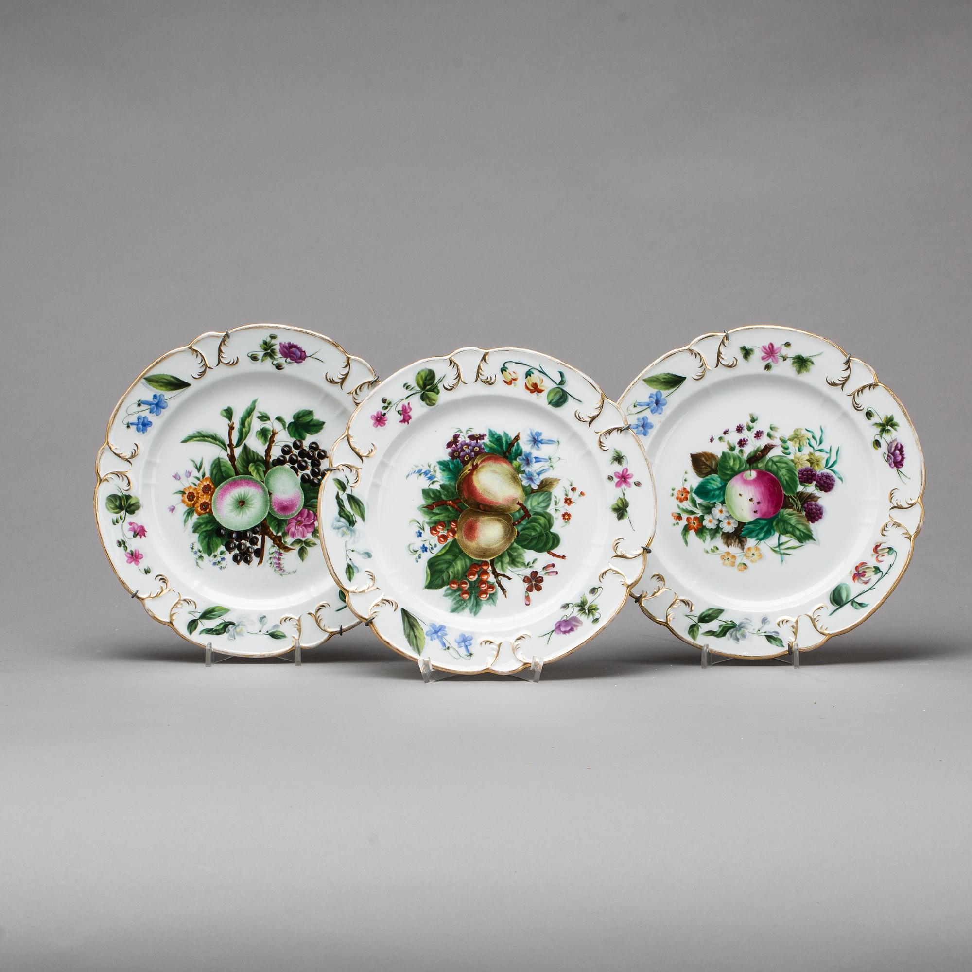 A set of three porcelain Gardner plates, mid 1800'.