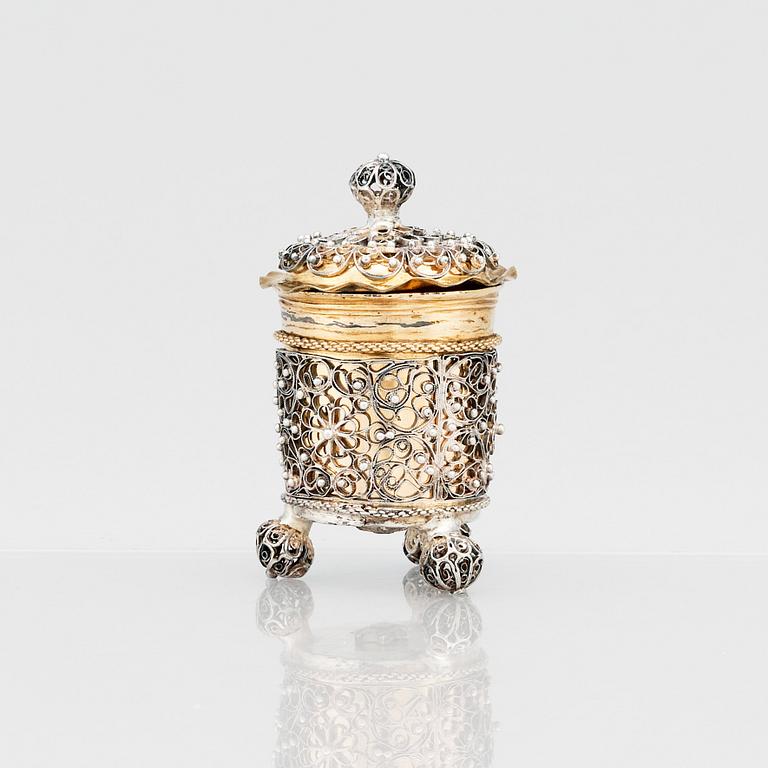 Johan Friedrich Straub, miniatyrbägare med lock, förgyllt silver, filigran, Karlstad (1674-1713). Barock.