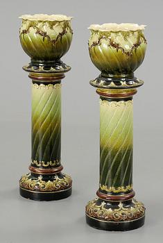 PIEDESTALER med URNOR, ett par, majolika, jugend, omkring 1900.