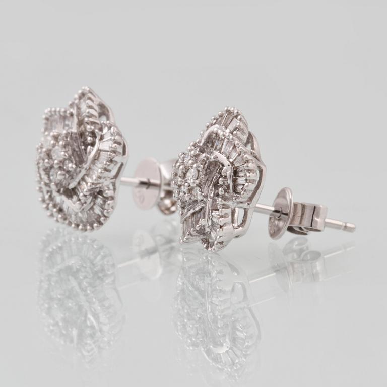 ÖRHÄNGEN, 18K vitguld med briljant och baguetteslipade diamanter ca 0.76 ct. Vikt 3,9 gram.