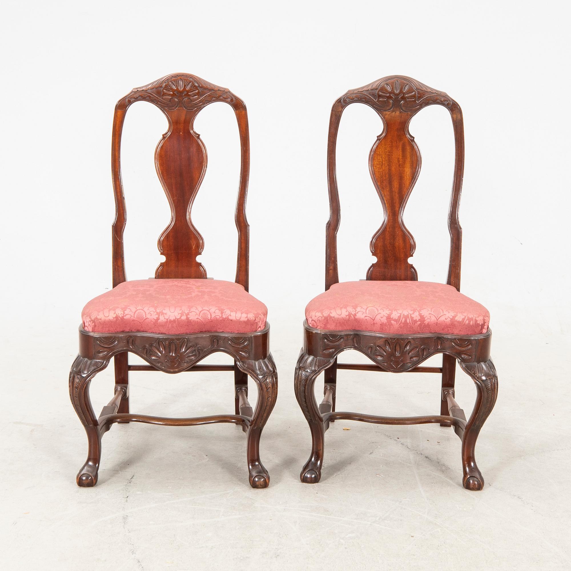 A mahogany 17 pcs Chippendale dining set first half of the 20th century.