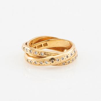Ring in 18K gold set with round brilliant-cut diamonds.