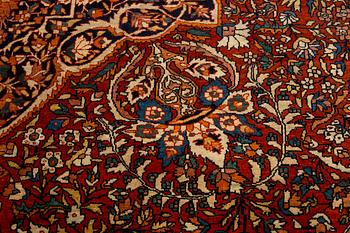 A carpet, antique Sarouk, ca 421-428 x 316-324,5 cm.