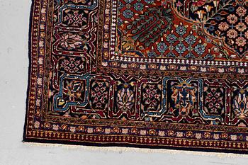 A rug, semi-antique Kashan, ca 216,5 x 140 cm.