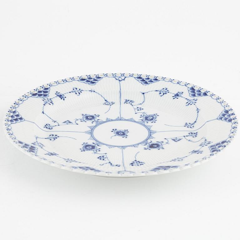 Servisdelar, 4 delar, porslin, "Musselmalet", hel- och halvblonde, Royal Copenhagen, Danmark.