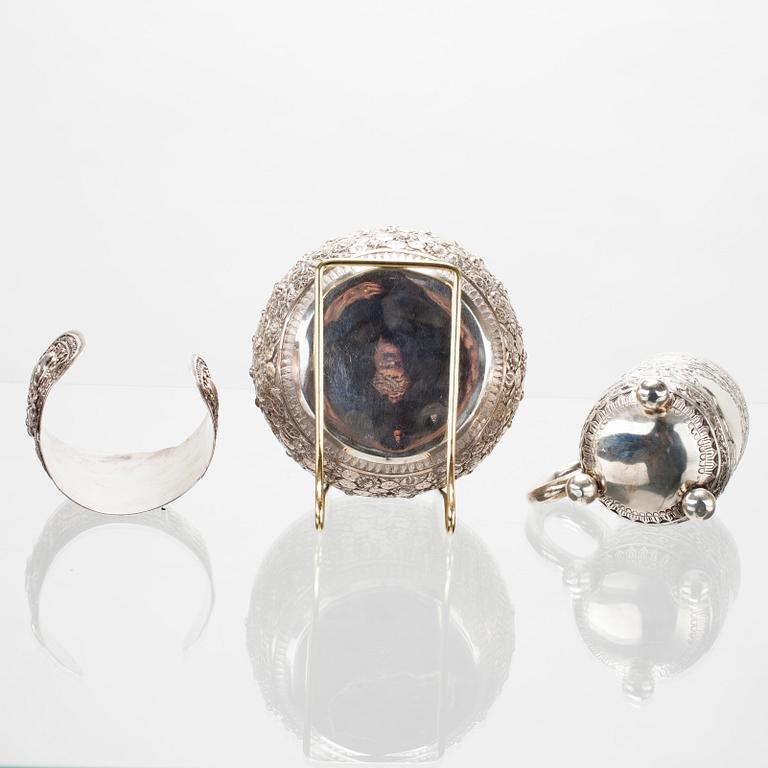 SILVERFÖREMÅL, 3 st, England/Indien. Tot. vikt ca. 384,4 g.