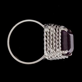 RING, 18k vitguld med ametist. Stockholm, 1995. Vikt ca9g.