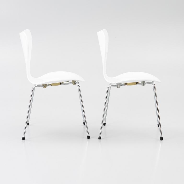 Arne Jacobsen, stolar, 2 st, "Sjuan", 1900-talets slut.