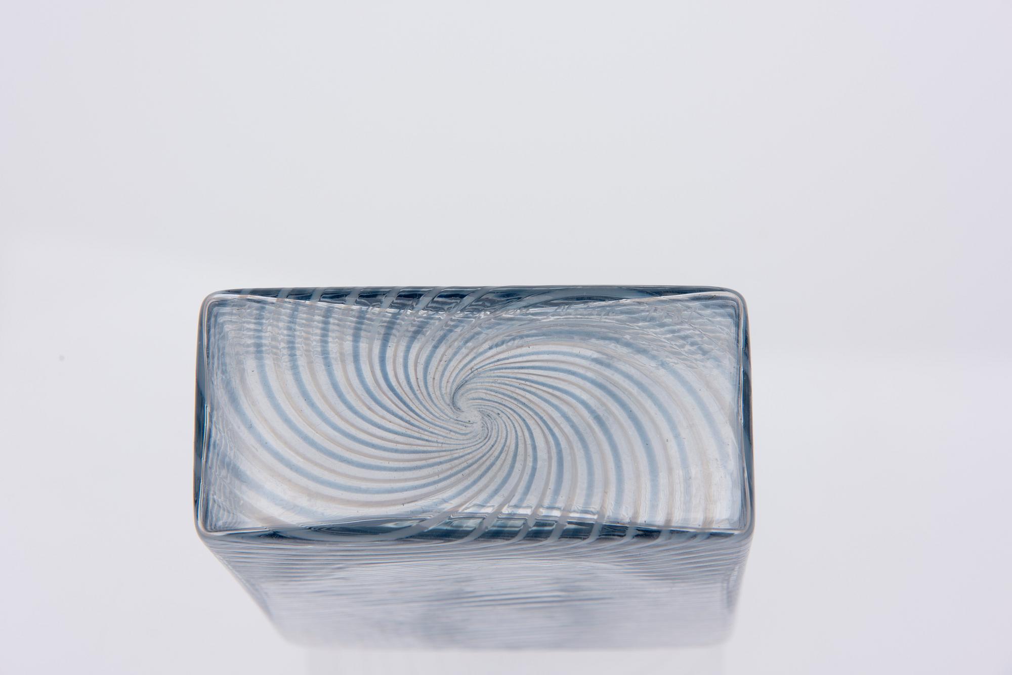 FLASKA, glas, signerad Kaj Franck, Nuutajärvi Notsjö 1981. Numrerad 353/1000.