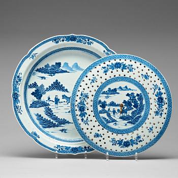 827. A large blue and white dish with strainer, Qing dynasty, Qianlong (1736-95).