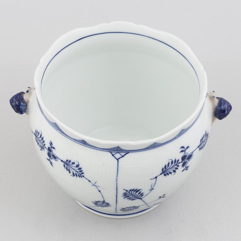 A 'Blue Fluted Plain'/'Musselmalet' porcelain pot, Royal Copenhagen, 1901.