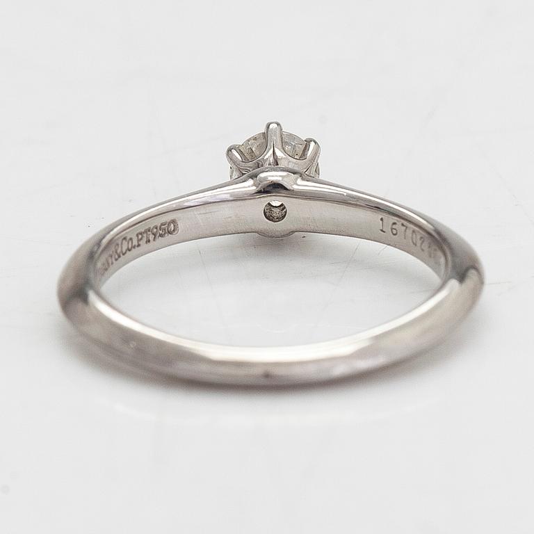 Tiffany & Co, ring, solitär, platina med en briljantslipad diamant 0.24 ct. Med certifikat.