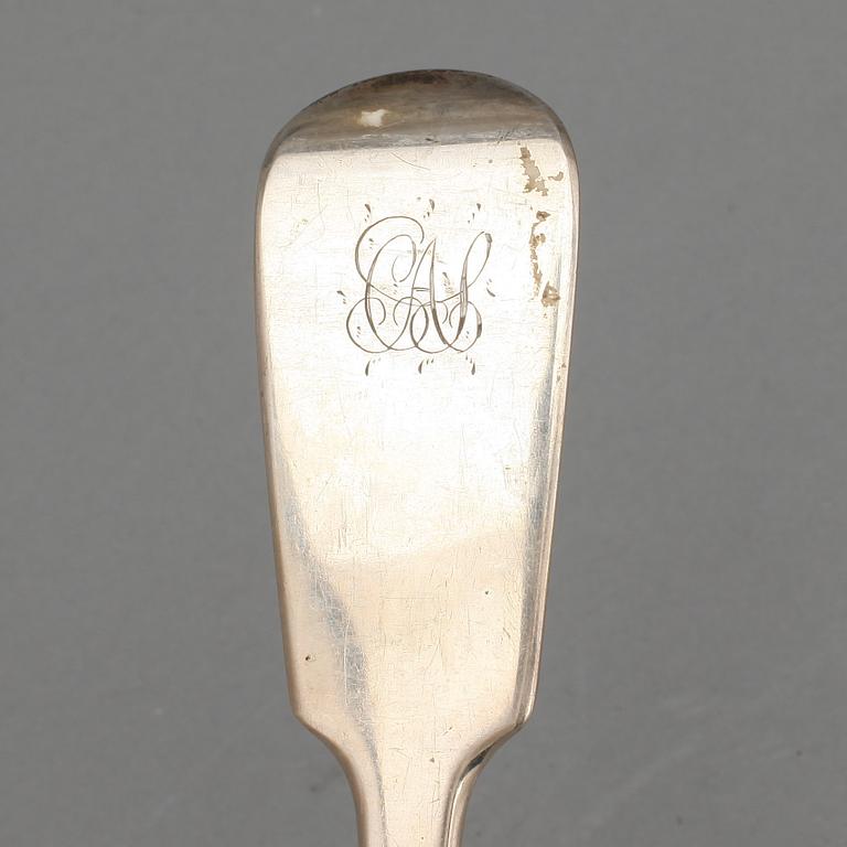 RAGUSKEDAR, 2 st liknande, silver, London 1853. Tot ca 284 gram.