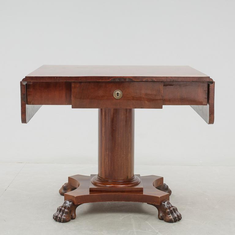 SALONGSBORD, Karl-Johan, 1800-talets första hälft.