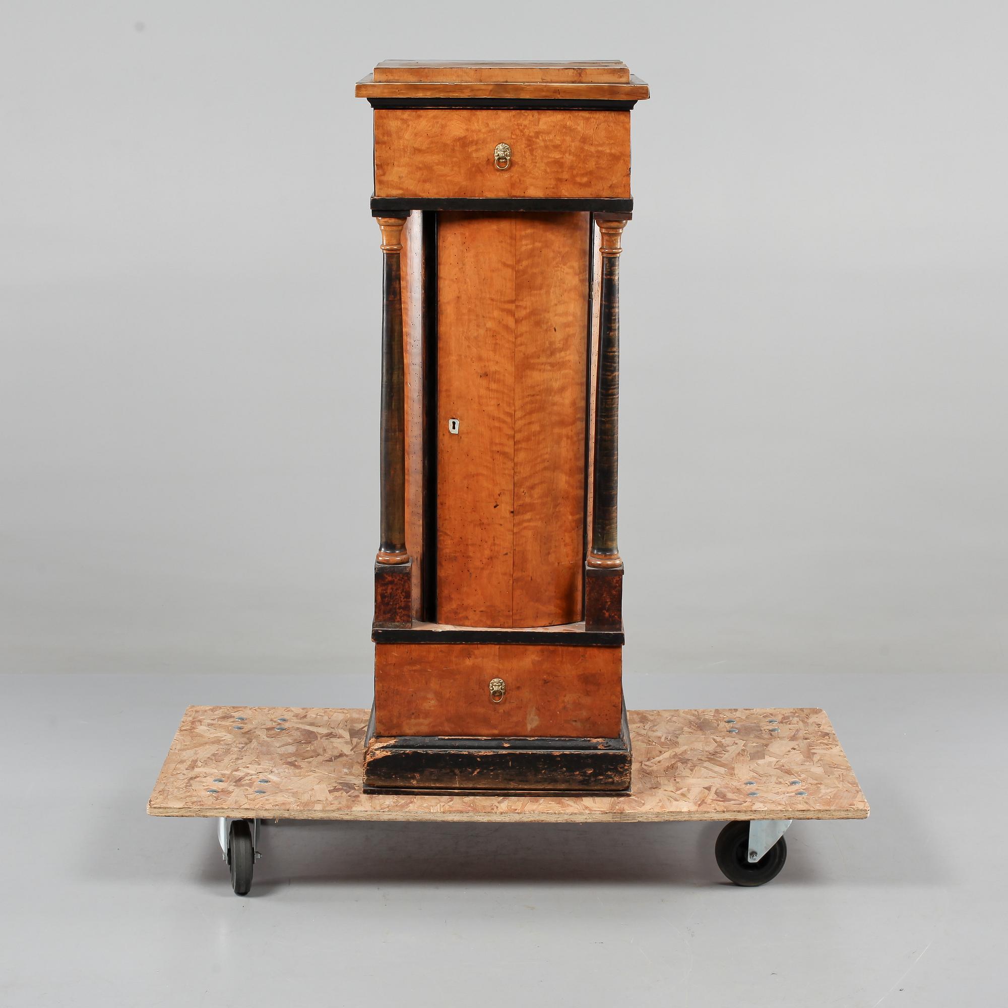 KOLONNSKÅP, Karl Johan, 1800-talets första hälft.