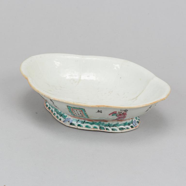 Two Chinese famille rose bowls, late Qing dynasty.