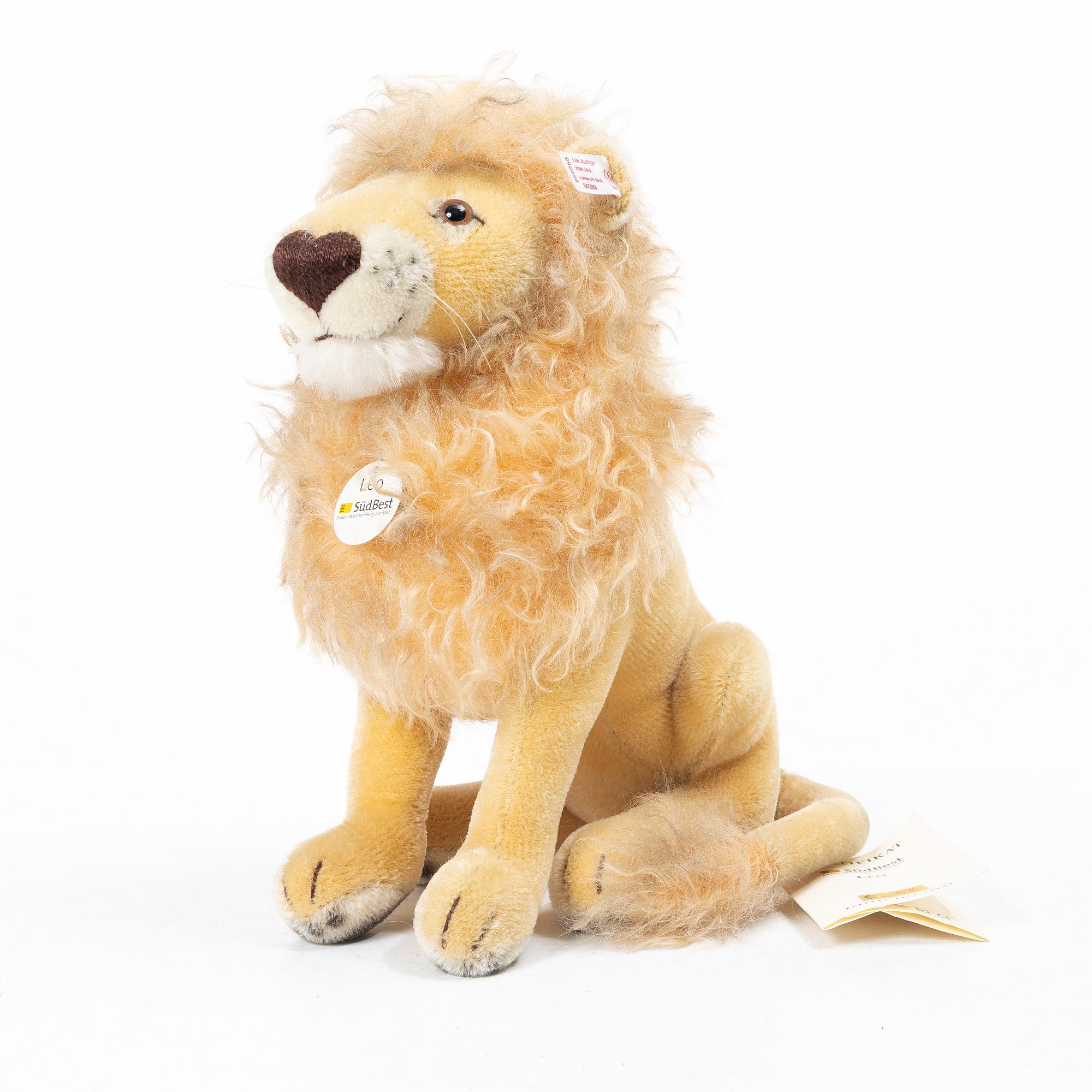 Steiff, 3 toy animals, two lions and a 2000 Weihnachtsbär.