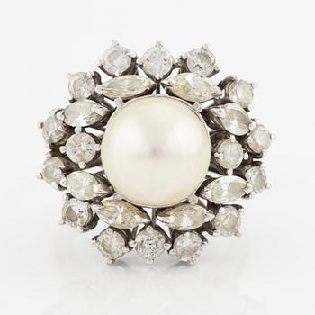 Ring, cocktailring, 18K vitguld med markis- och briljantslipade diamanter och pärla.