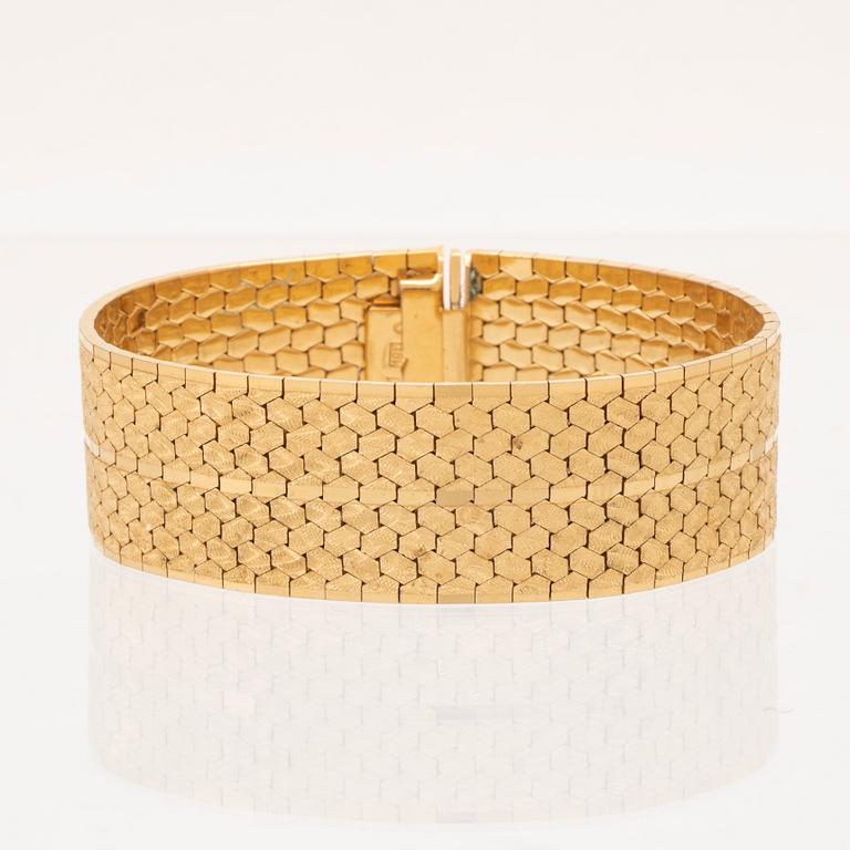 An 18K gold bracelet.