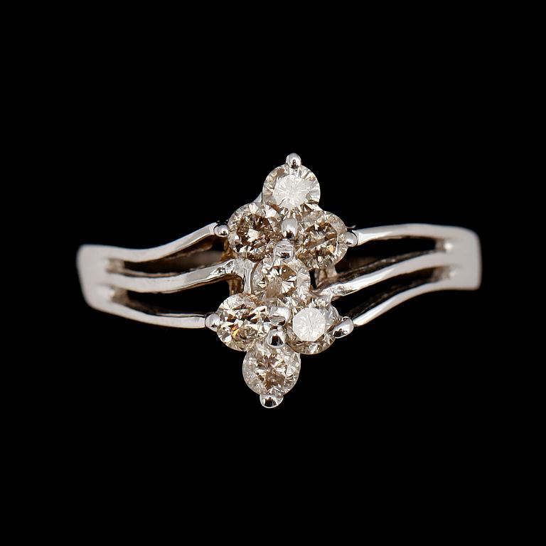 RING, 14 k vitguld, med briljanter tot  0.65 ct.