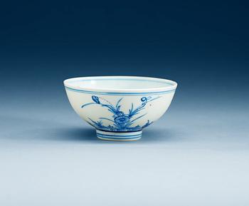 1566. A blue and white bowl, Qing dynasty, with Yongzhengs six character mark and period.