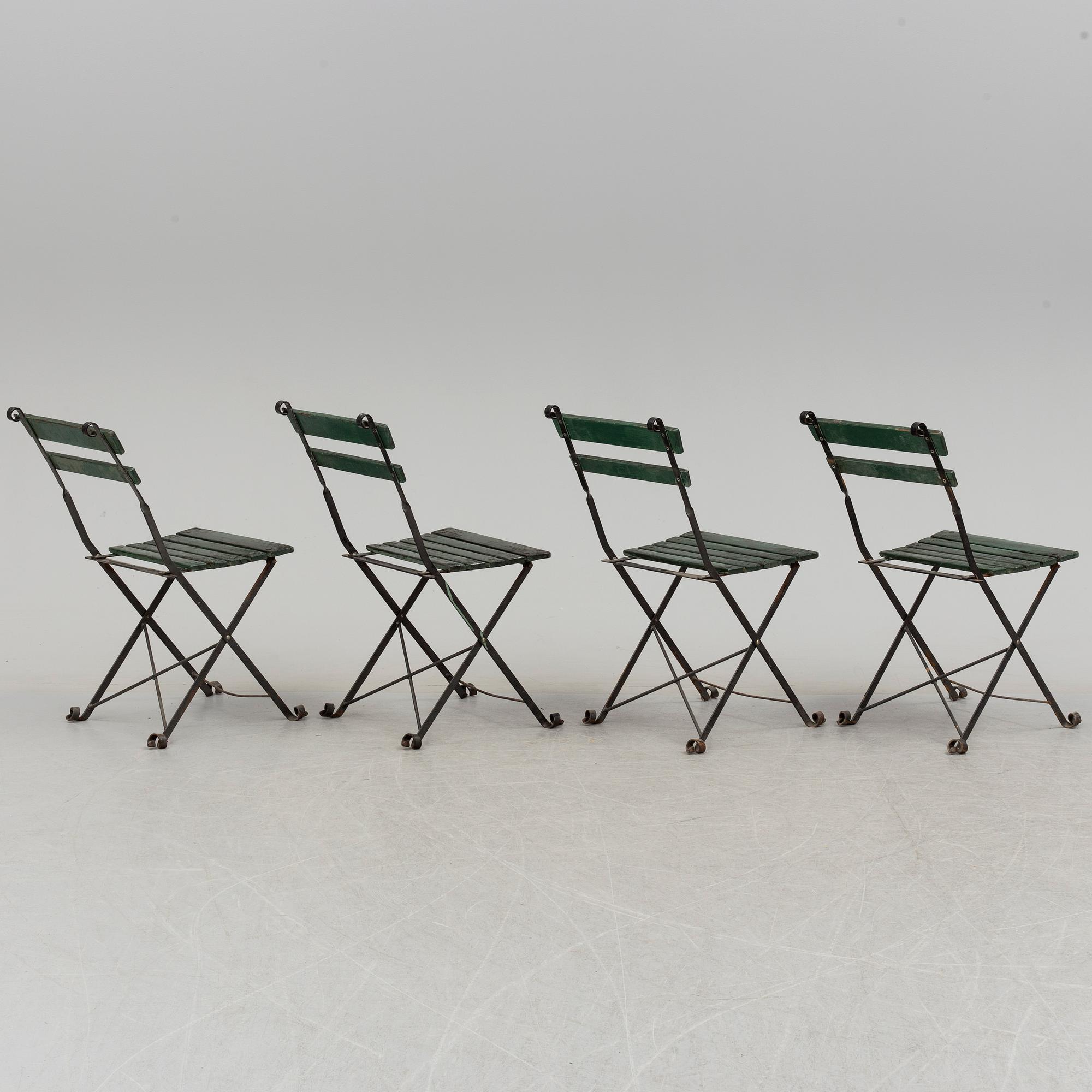 A Garden table and 4 chairs 20th century.