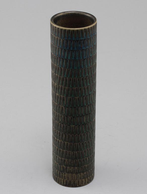 VAS, stengods, Stig Lindberg, Gustavsberg, signerad med studiohanden, omkring 1900-talets mitt.