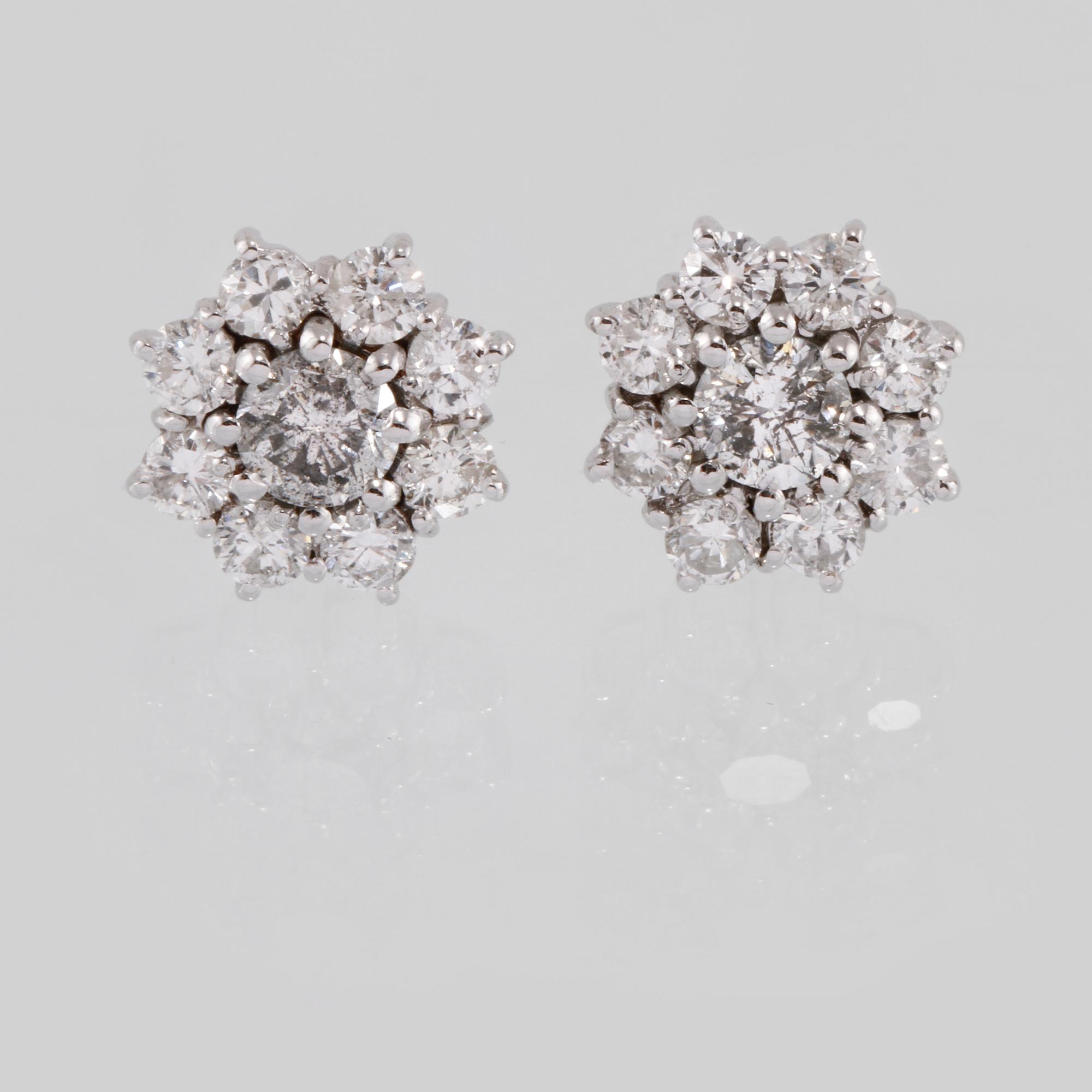 ÖRHÄNGEN, 18K vitguld med 2 större briljantslipade diamanter 0.83 och små briljantslipade diamanter 1.30 ct. Vikt 4 gram.