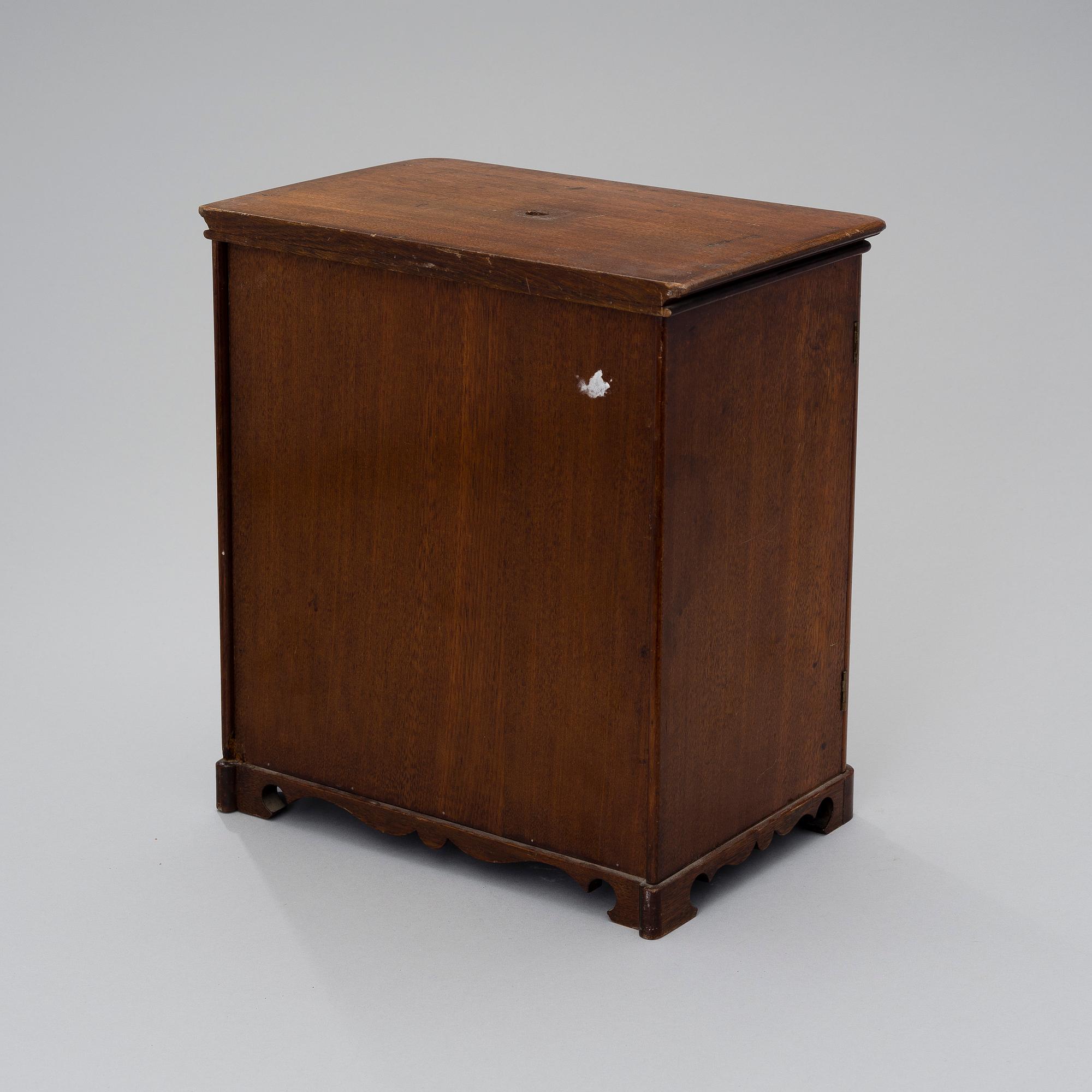 HUMIDOR/CIGARRSKÅP, mahogny, 1800-talets slut.