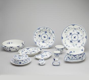 SERVISDELAR, 27 delar, "Musselmalet", Royal Copenhagen, 1900-talets.