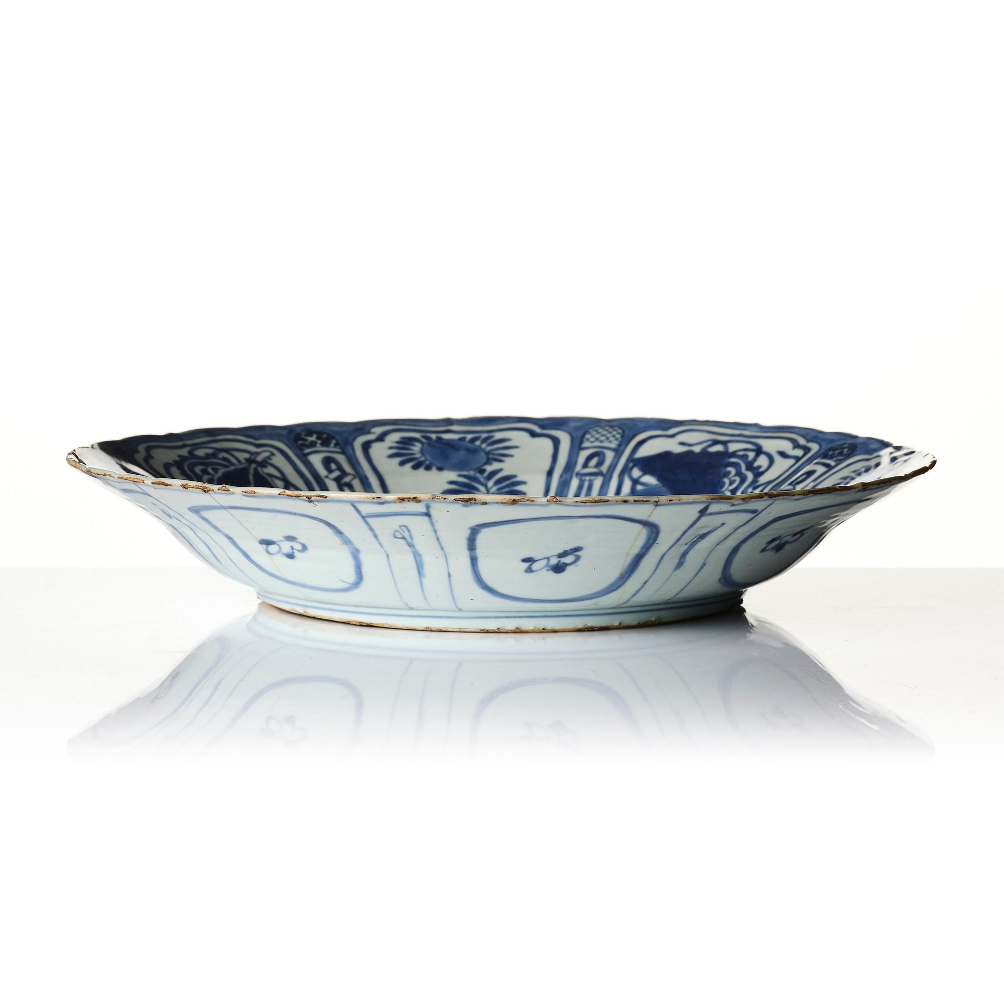 A large blue and white dish, Ming dynasty, Wanli (1572-1620).