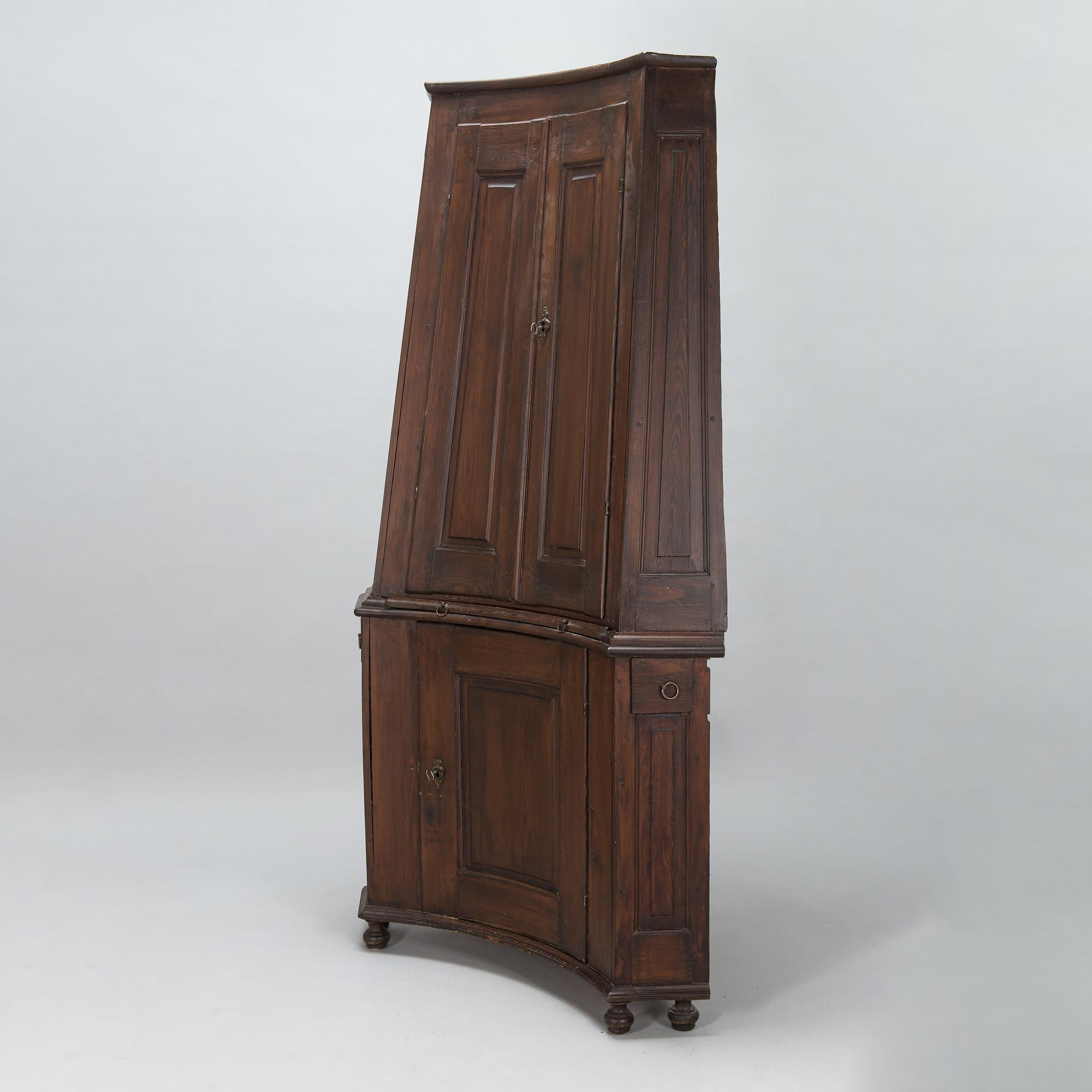 A 18th/19th century two parts corner cabinet.