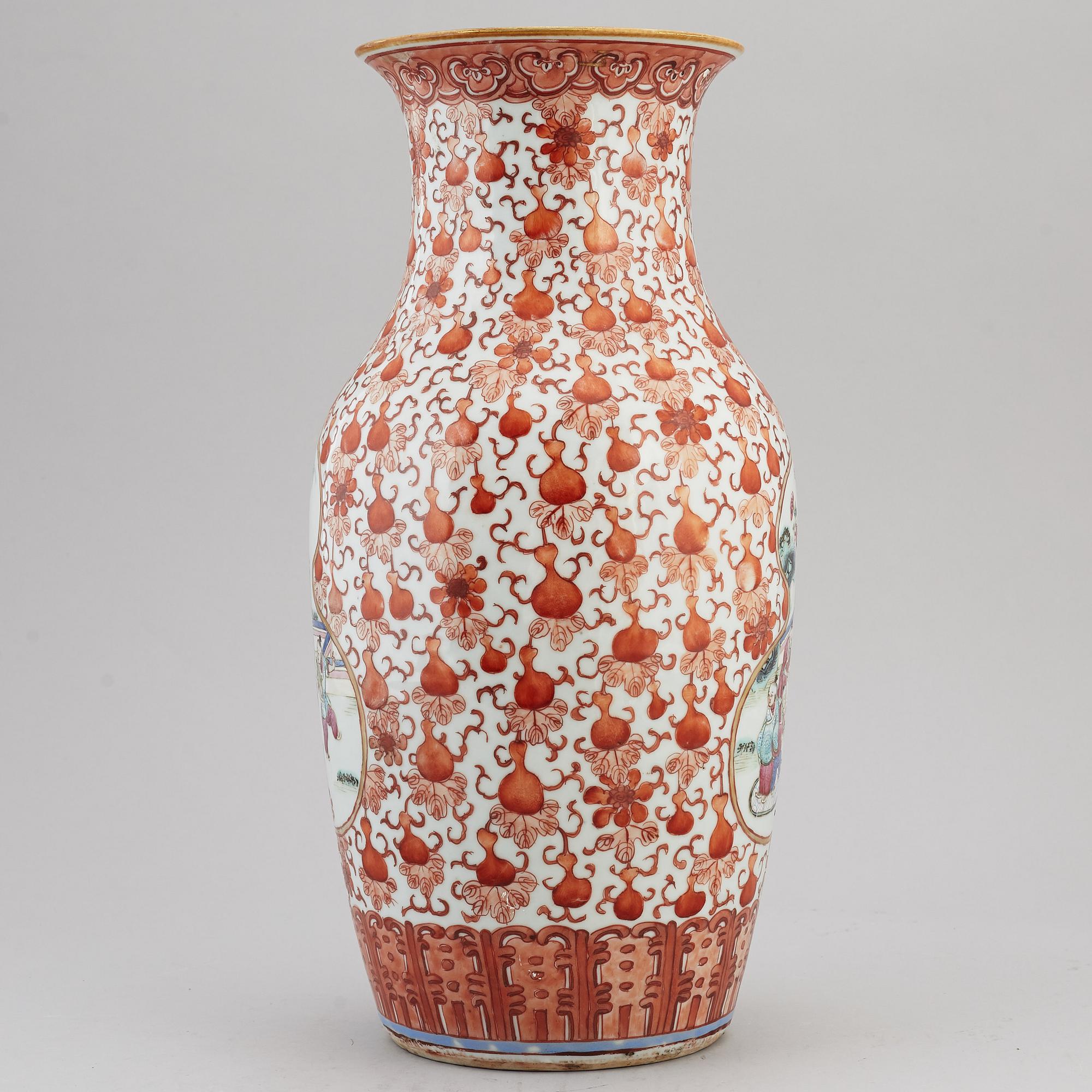 A large famille rose vase, Qing dynasty, late 19th century.