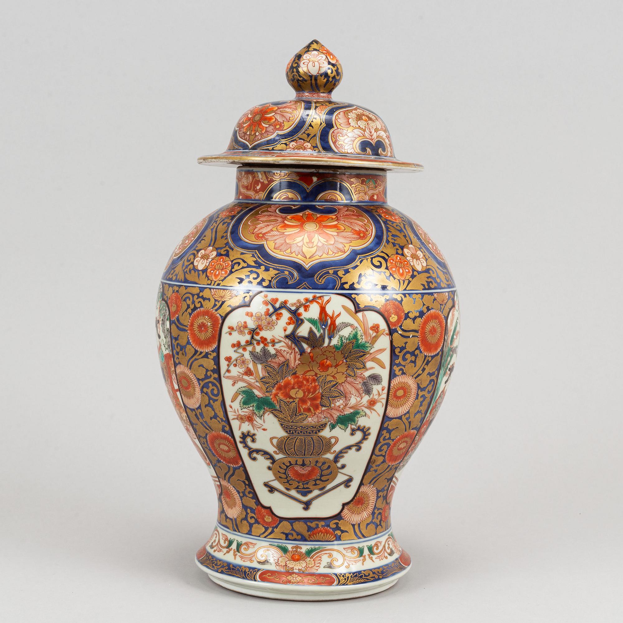 A Japanese imari jar with cover, 20th Century.