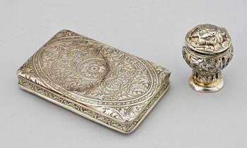 ETUI samt FRIMÄRKSVÄTARE, silver, bl.a Friedich Silber, Karlskrona, 1700 resp 1800-tal. Ca 98g.