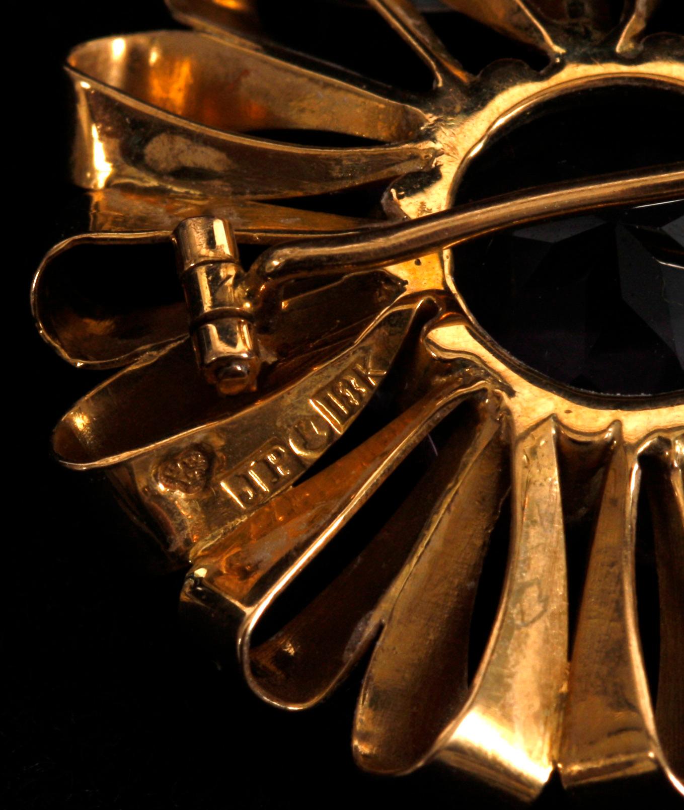 BROSCHER, 2 st samt RING, gulddoublé och guld med bl a diamanter.