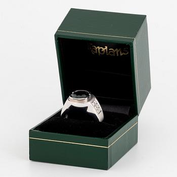 18K white gold and green sapphire och brilliant-cut diamond ring.