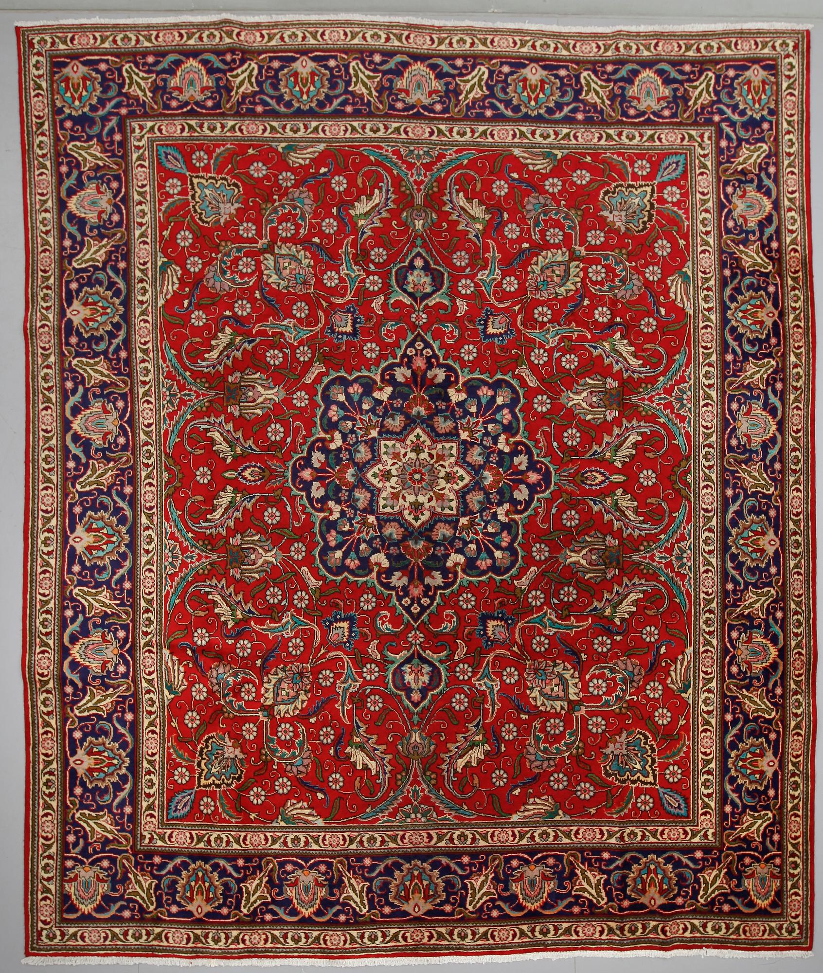 MATTA, Täbriz, ca 335 x 297 cm.