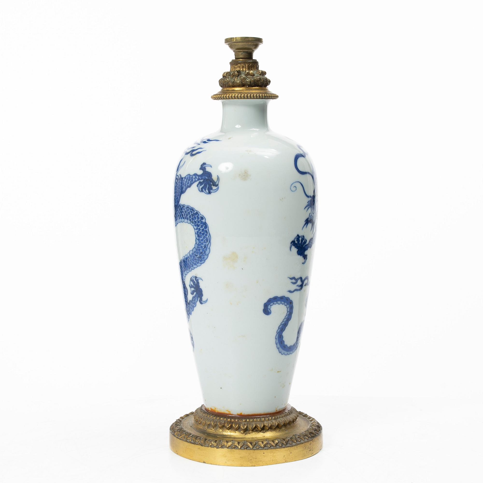 A Chinese blue and white porcelain 'dragon' vase, Qing dynasty.