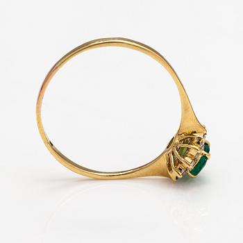 Ring, 18K guld, smaragd och diamanter ca 0.24 ct tot.
