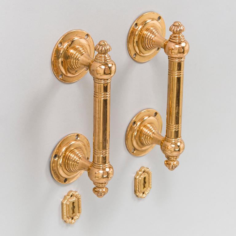 Pair of late 19th/early 20th Century door handles and keyhole fittings.