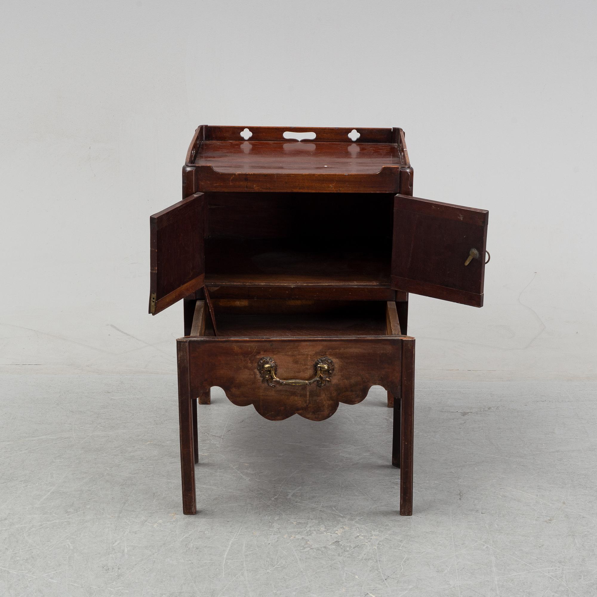 A mahogany bedside table from around the year 1900.