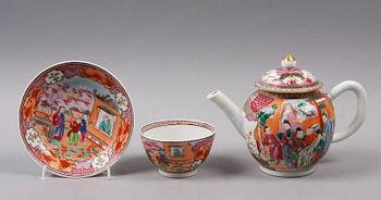 KOPP MED FAT samt TEKANNA, porslin, Kina, 1800-tal.