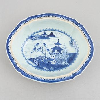 A Chinese export porcelain tureen with cover and a charger, Qing dynasty, Qianlong (1736-95).