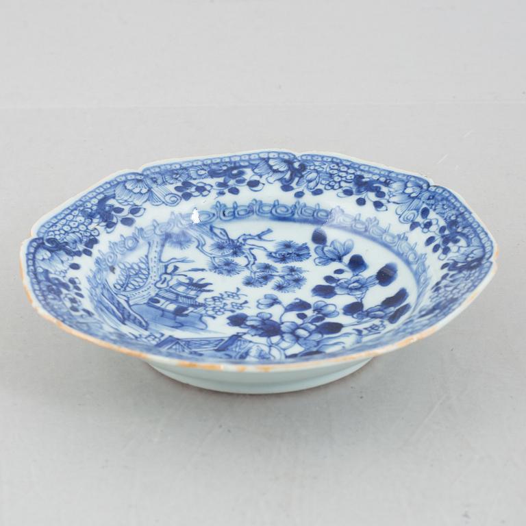 A matching set of twelve blue and white small plates, China, Qianlong (1736-95).