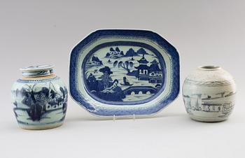 STEKFAT samt BOJANER, 2 st, porslin, Kina, 1800-tal.