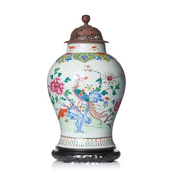 1127. Urna, porslin. Qingdynastin, 1700-tal.
