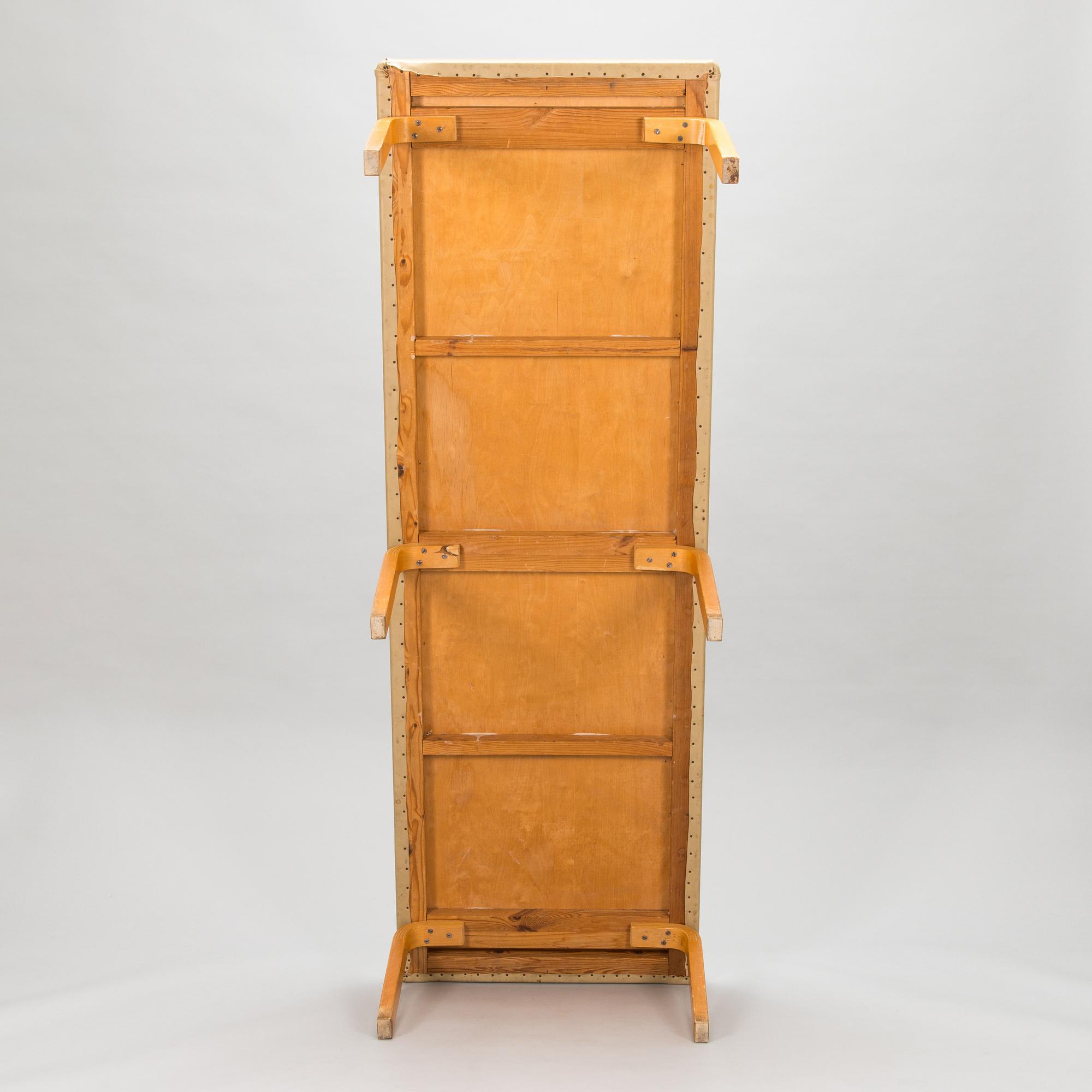 Alvar Aalto, penkki, malli 167, O.Y. Huonekalu- ja Rakennustyötehdas A.B. 1900-luvun puoliväli.