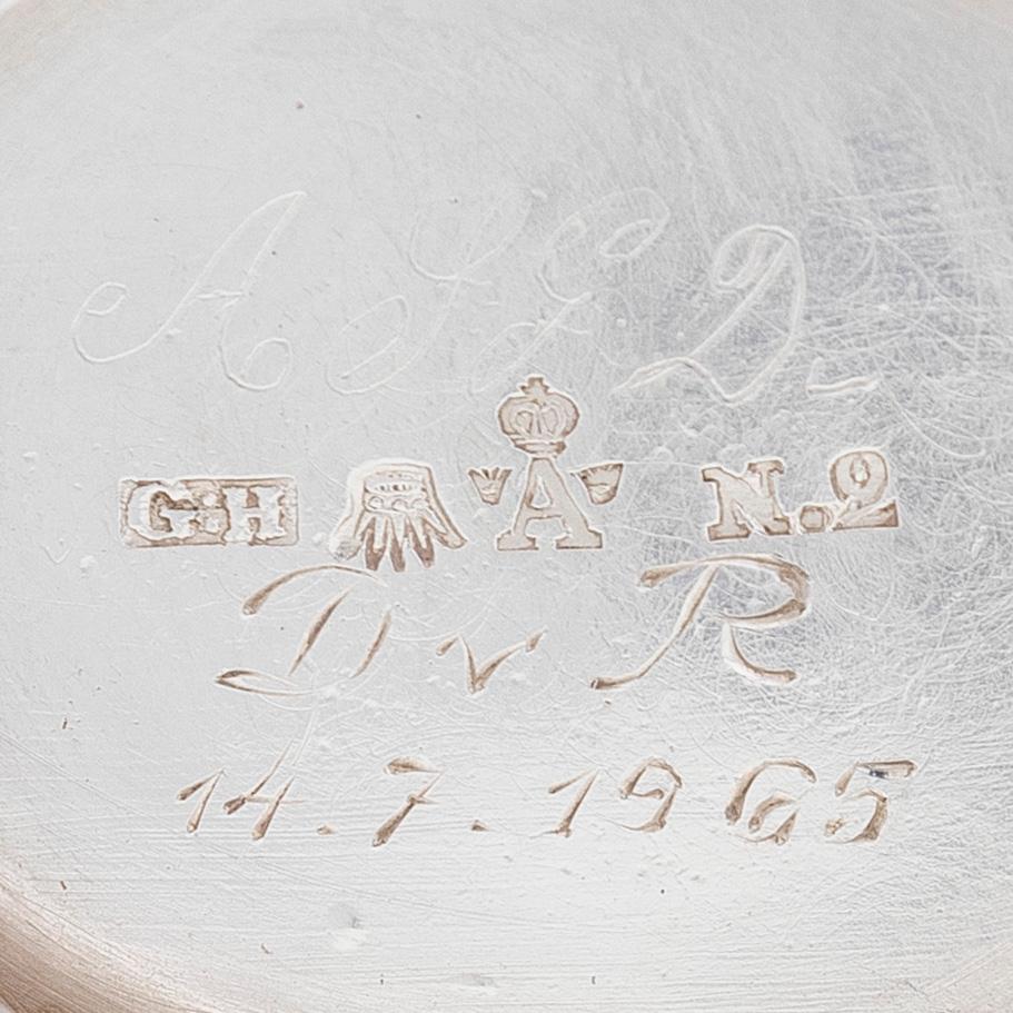 Såsskål, silver, Olof Robert Lundgren (verksam i Åbo 1821-82) och gräddsnäcka, silver, Gustaf Holmberg, Åbo 1846.