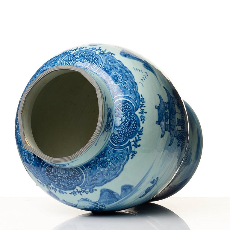 Golvurnor med lock, ett par, porslin. Qingdynastin, Qianlong (1736-95).